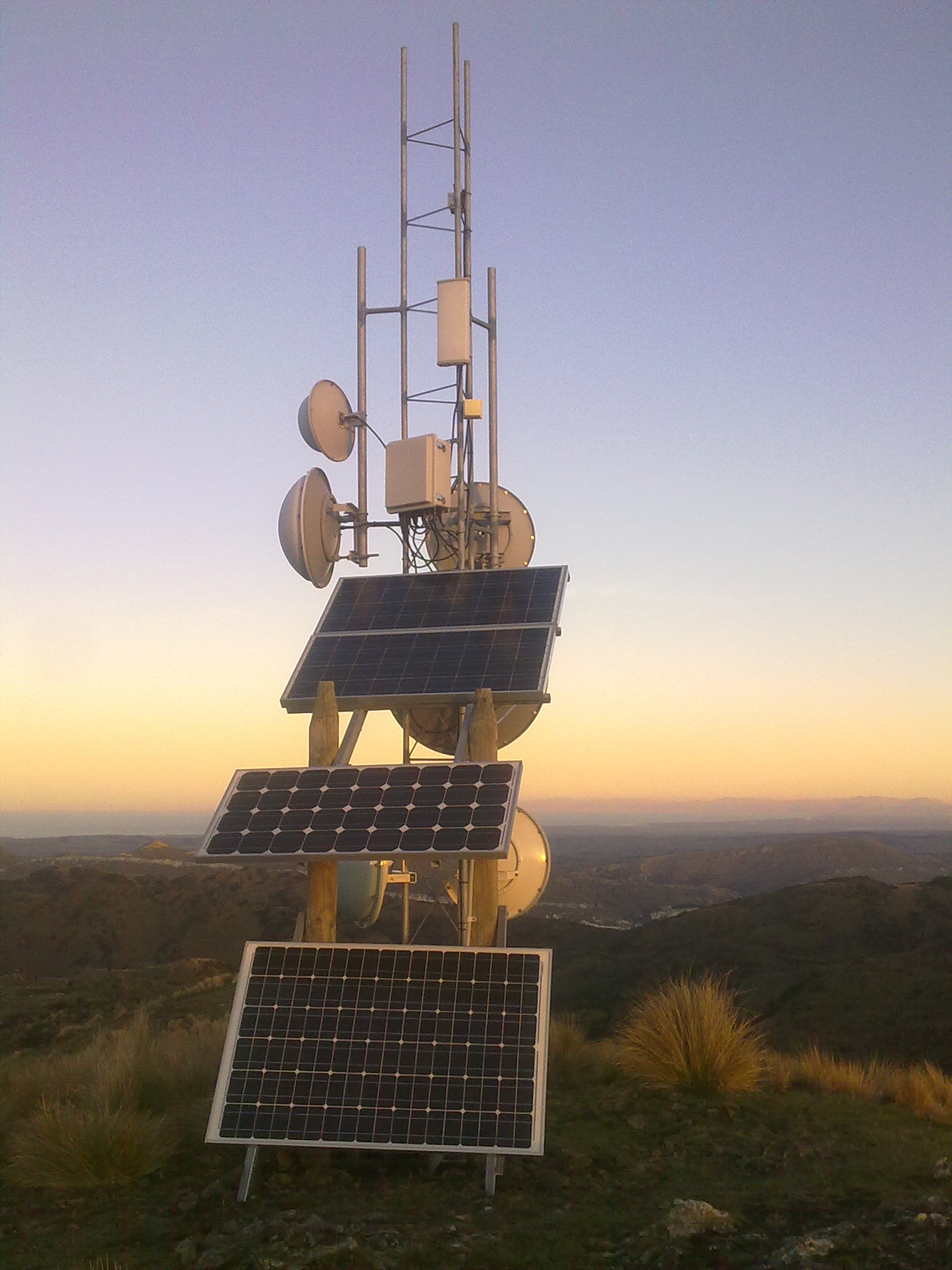 Solar-powered site mast